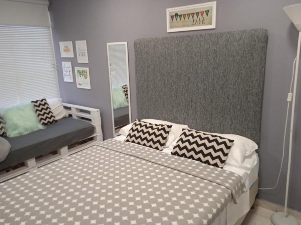 福尔摩沙Departamento Temporario FORMOSA的一间带床和沙发的小卧室