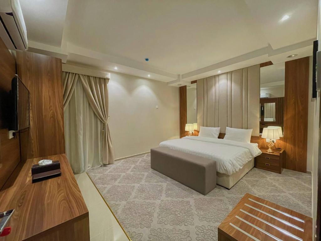 艾卜哈Quartz Executive的酒店客房,配有床和电视