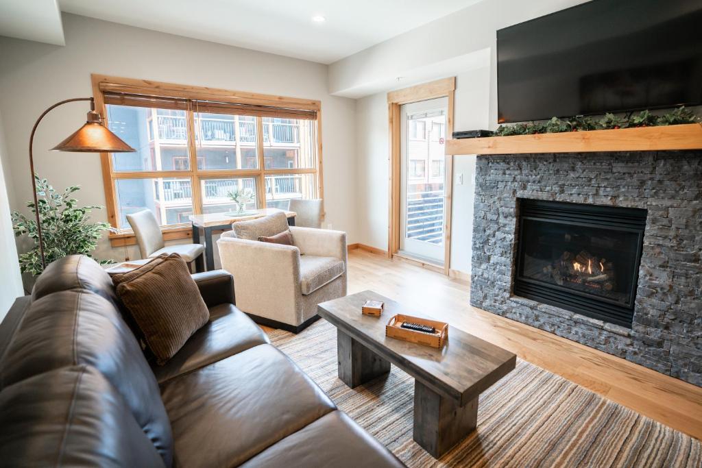 坎莫尔Spring Creek Serene Luxury at White Spruce Lodge的带沙发和壁炉的客厅