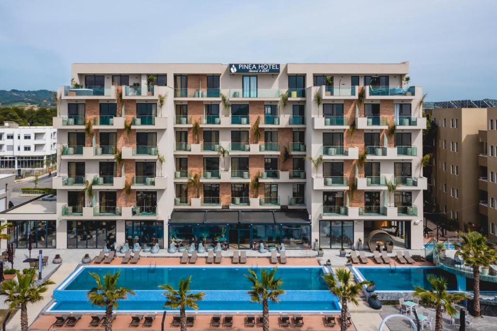格勒姆Pinea Hotel Resort & Spa的享有酒店空中美景,设有游泳池