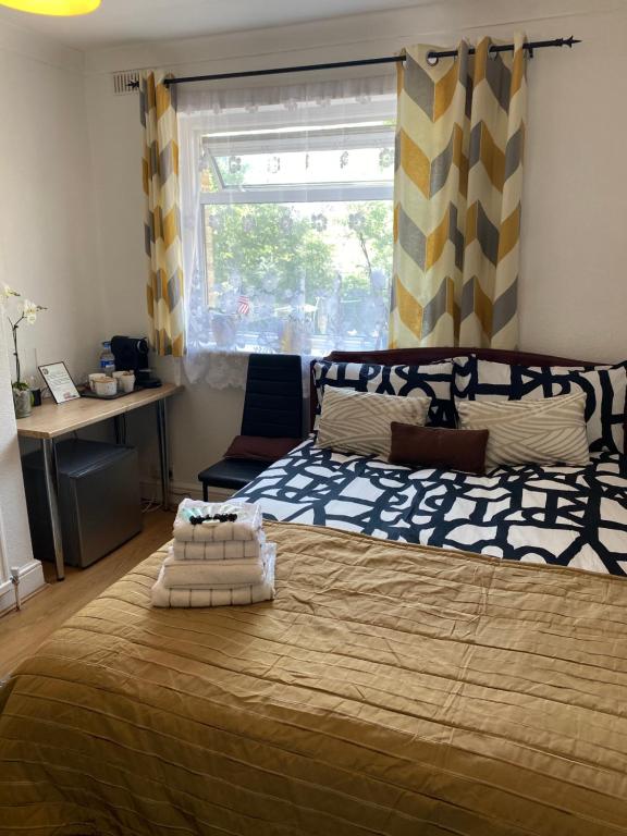 伦敦Amber Guest House的一间卧室设有一张大床和一个窗户。