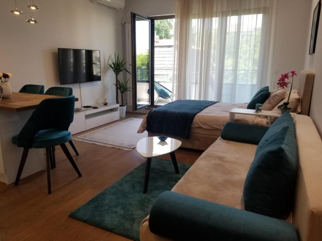 贝尔格莱德Azura Residence - new luxury apartment的客厅配有床和沙发