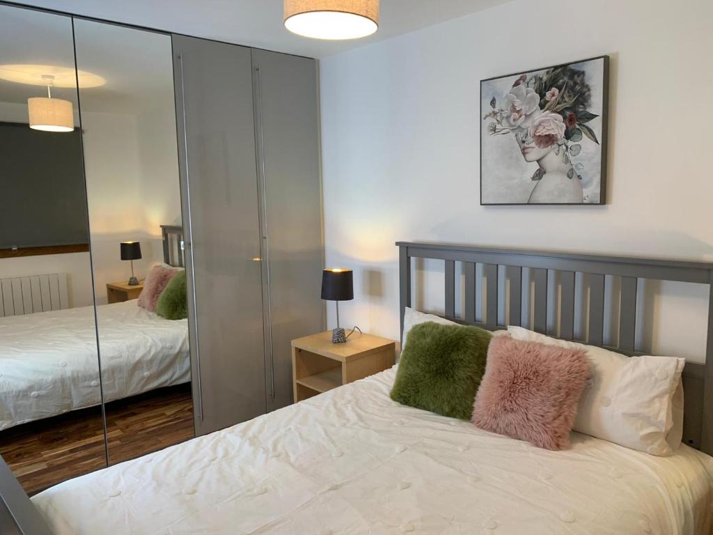 爱丁堡Causewayside的一间卧室配有一张床和镜子