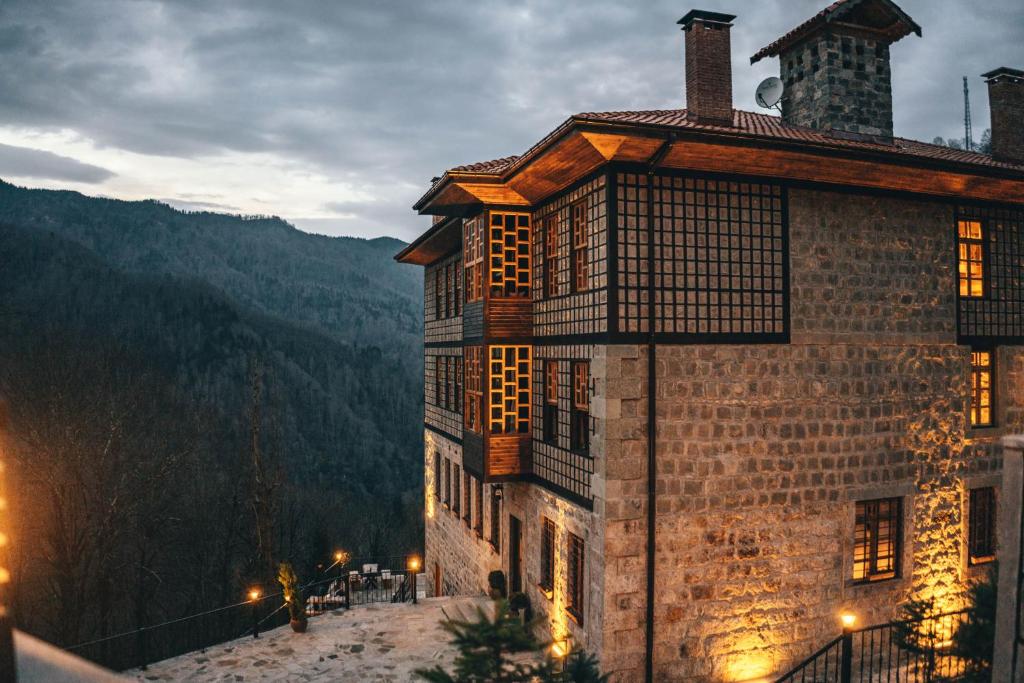 里泽DUDİ KONAK HOTEL的山边的建筑,带窗户