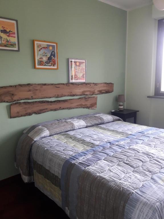 科莱尼奥Le Briccole的一间卧室配有一张大床和木制床头板