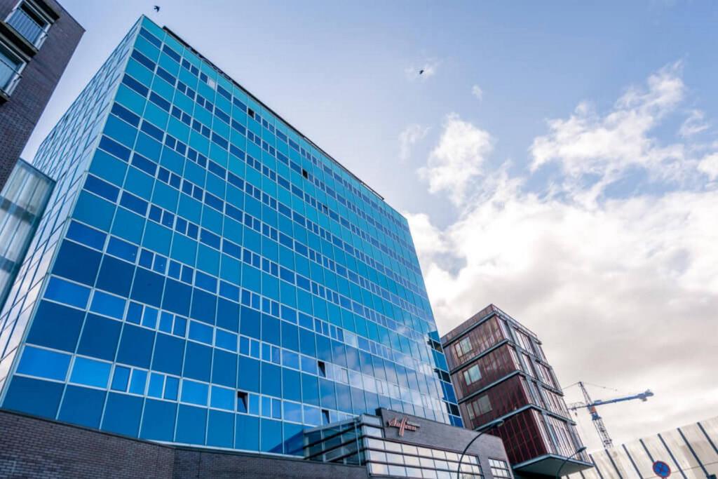 阿姆斯特丹XO酒店蓝塔店的城市里高大的蓝色玻璃建筑