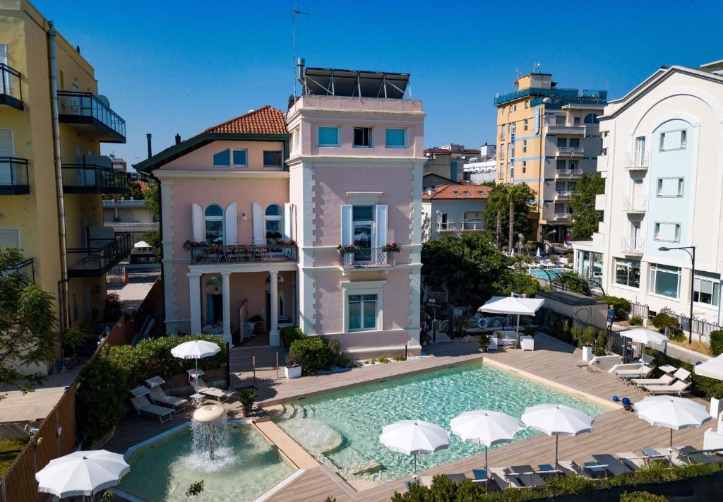 卡托利卡Villa Fiorita的享有带游泳池的房屋的空中景致