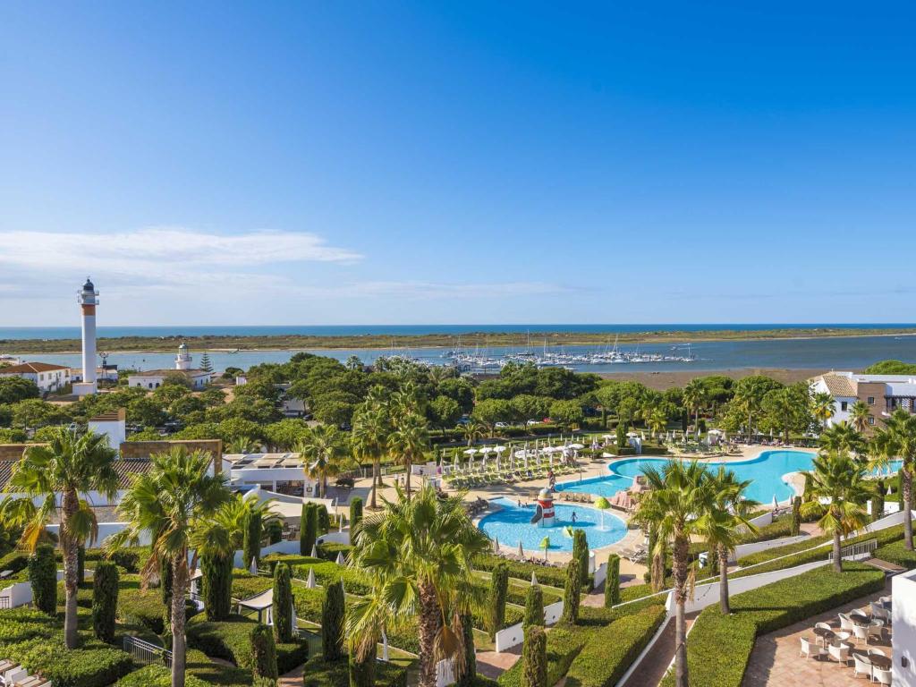 厄尔-汝姆披多富而特埃尔隆皮多水疗酒店的享有带游泳池和灯塔的度假村的空中景致