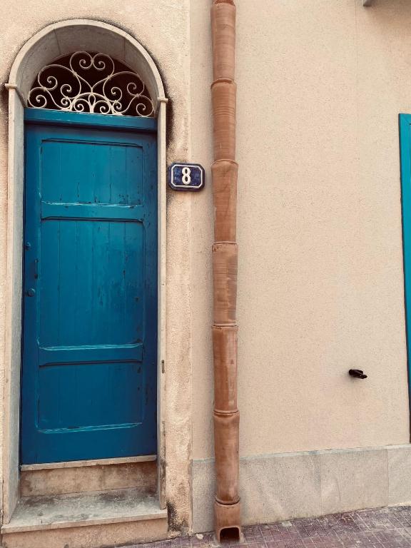 马里迪莫Sulle ali del Mediterraneo的建筑物一侧的蓝色门