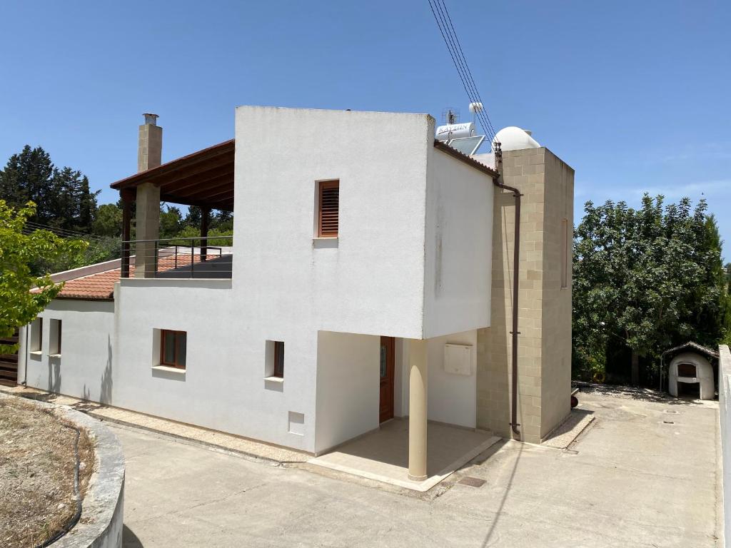 TsadhaDemelida Villa in Tsada, Paphos的白色的房子,旁边设有楼梯