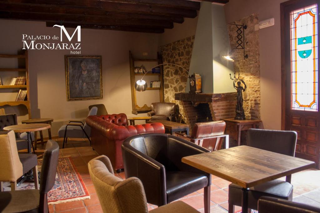 阿维拉莫哈拉兹宫酒店的餐厅设有桌椅和窗户。