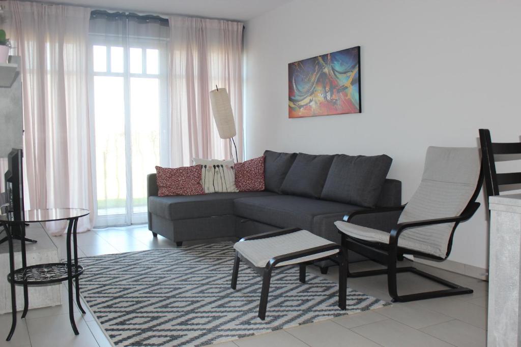 海利根达姆Linden-Palais Wohnung 04的客厅配有沙发和桌子