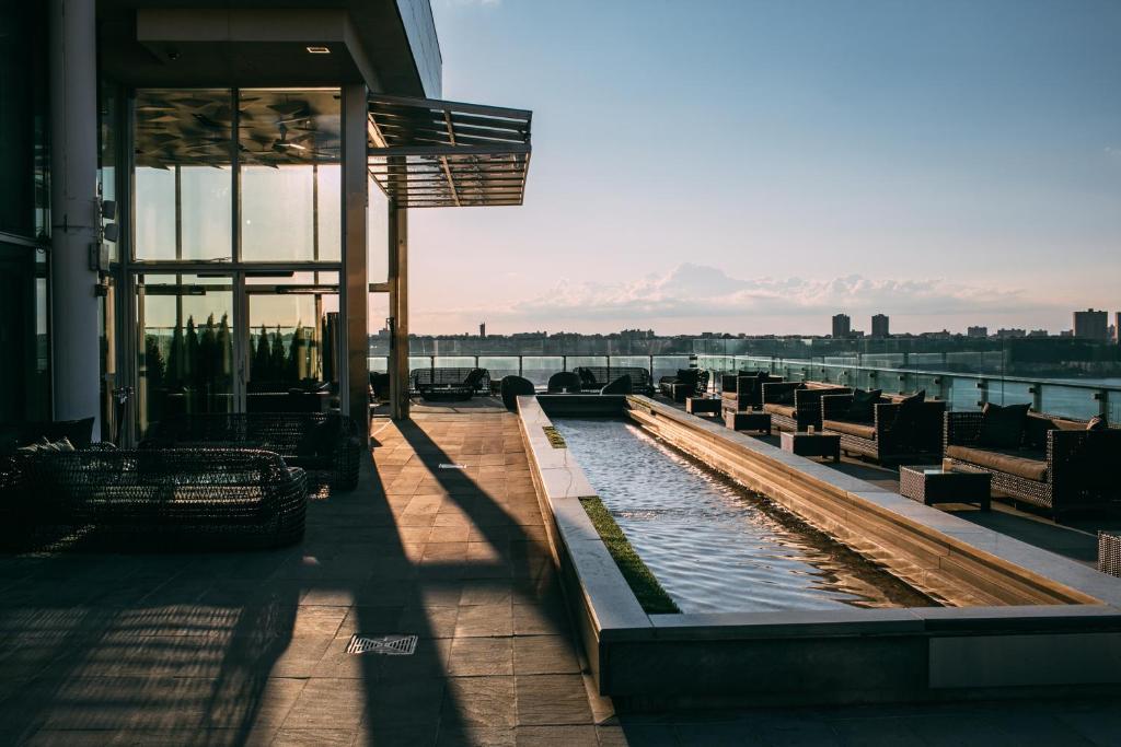 纽约Ink 48 Hotel的享有水体景观的建筑