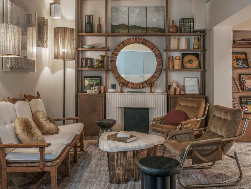巴黎HOTEL SOOKIE的客厅配有家具和镜子