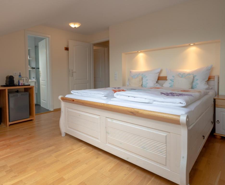 巴特克罗青根Gästehaus Casa Cristina的一张白色的大床,配有白色枕头