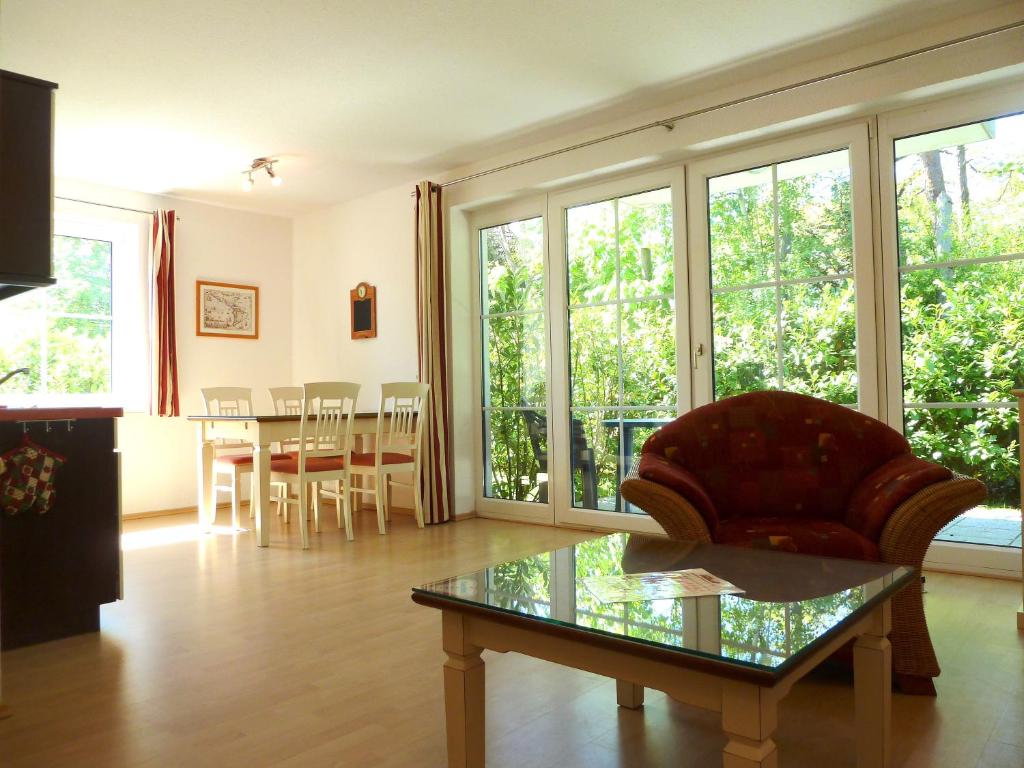 朱列斯拉赫Apartementhäuser Marlene & Olivia的带沙发和玻璃桌的客厅