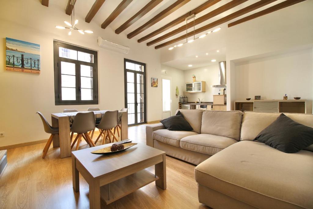 塔拉戈纳Mediterranean Way - Sant Domenec的客厅配有沙发和桌子