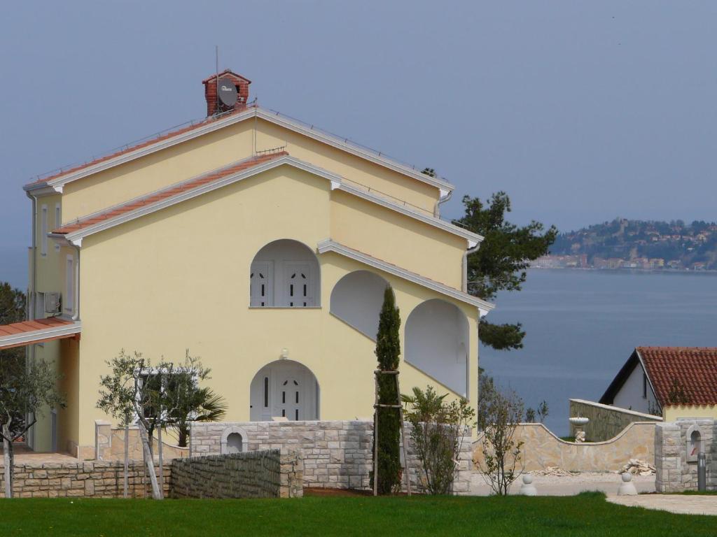 萨武德里亚Villa del Golfo的一座白色的小建筑,四周有围栏
