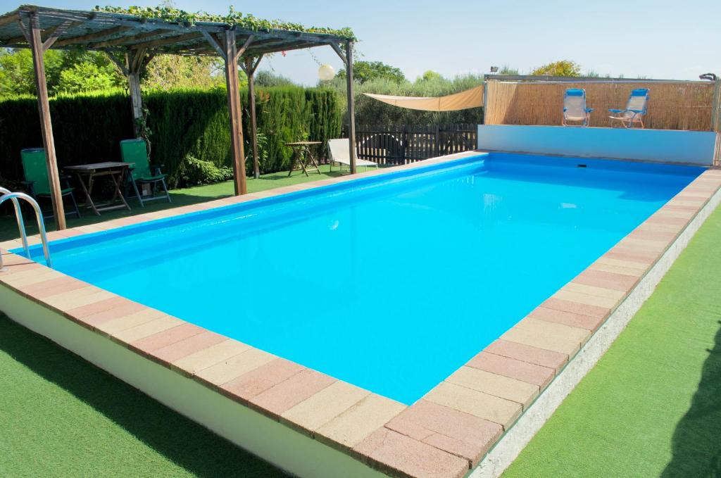 奇瓦Los Olivos的后院的游泳池,配有桌椅