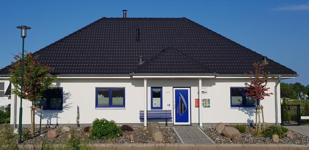 格洛韦Haus Kliffblick的黑色屋顶的白色房子