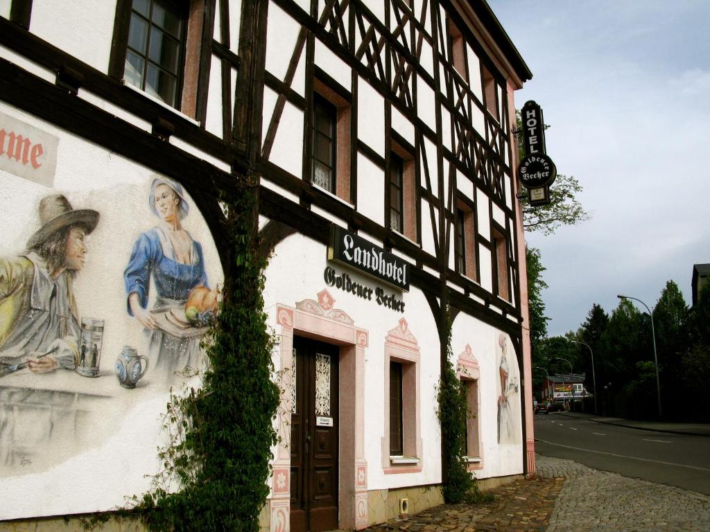 林巴-奥贝尔夫罗纳贝歇尔戈尔登兰德酒店的一面有画作的建筑
