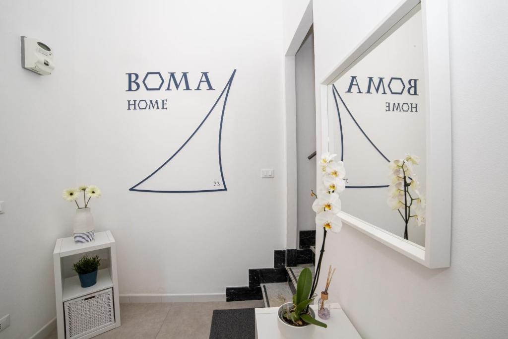 阿沃拉Boma Home的走廊上设有楼梯,墙上有标志