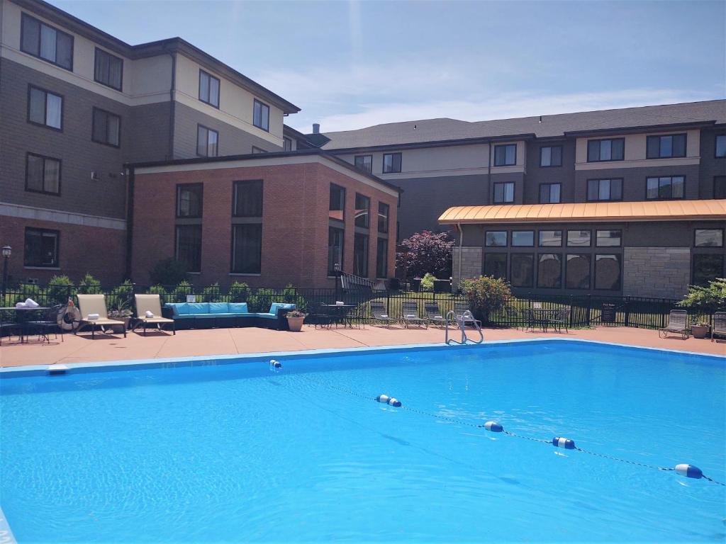 伯灵顿伯灵顿南舒适旅馆和套房酒店的大楼前的大型蓝色游泳池