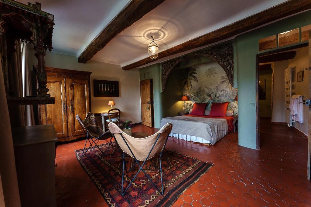 穆斯捷-圣玛丽La Bouscatière的一间卧室配有一张床和两把椅子