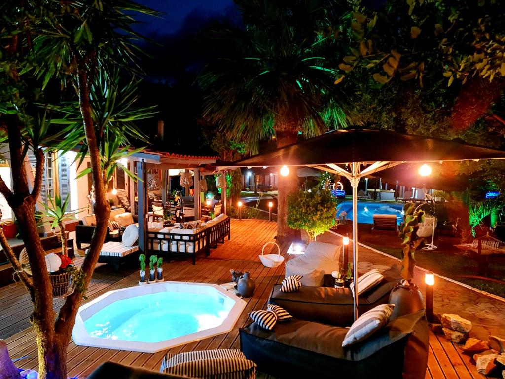 巴利恩Villa Gala的一个带热水浴池和棕榈树的室外游泳池