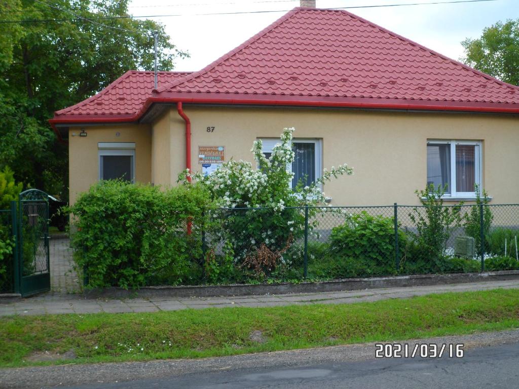 FehérvárcsurgóMargaréta Vendégház的一座红色屋顶和围栏的房子