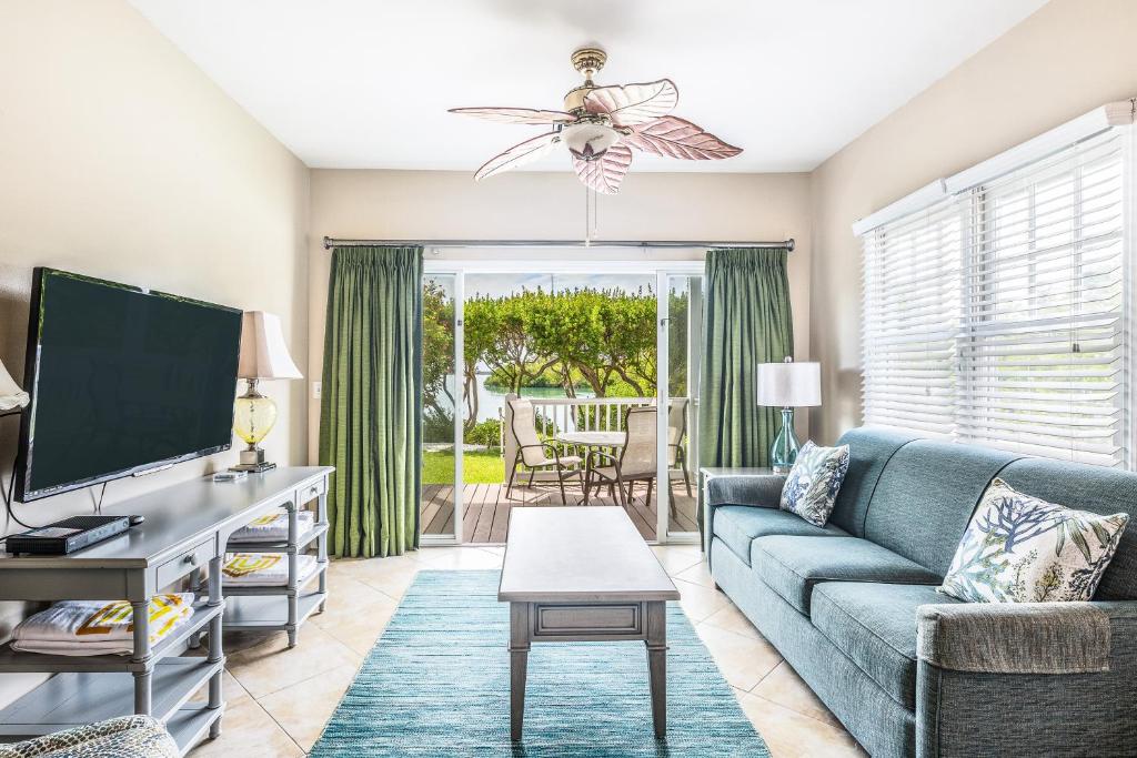 鸭礁岛Duck Key Retreat Villa #5105的客厅配有蓝色的沙发和电视