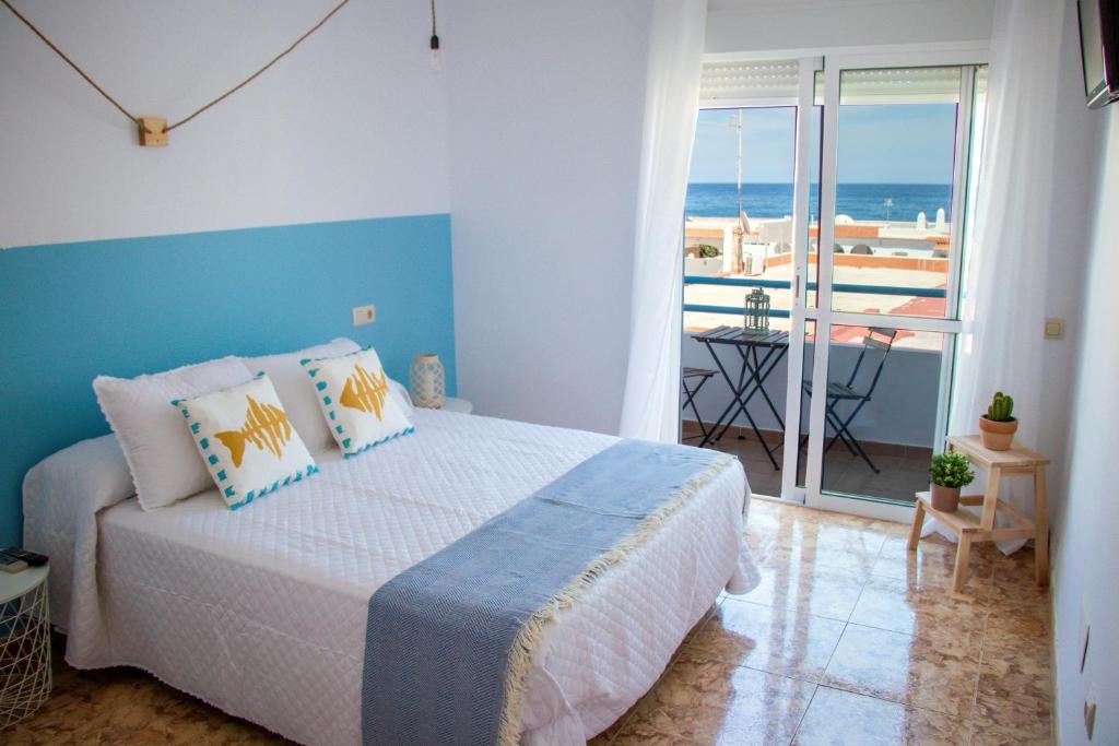 莫哈卡尔H El Palmeral Playa的一间卧室设有一张床,享有海景