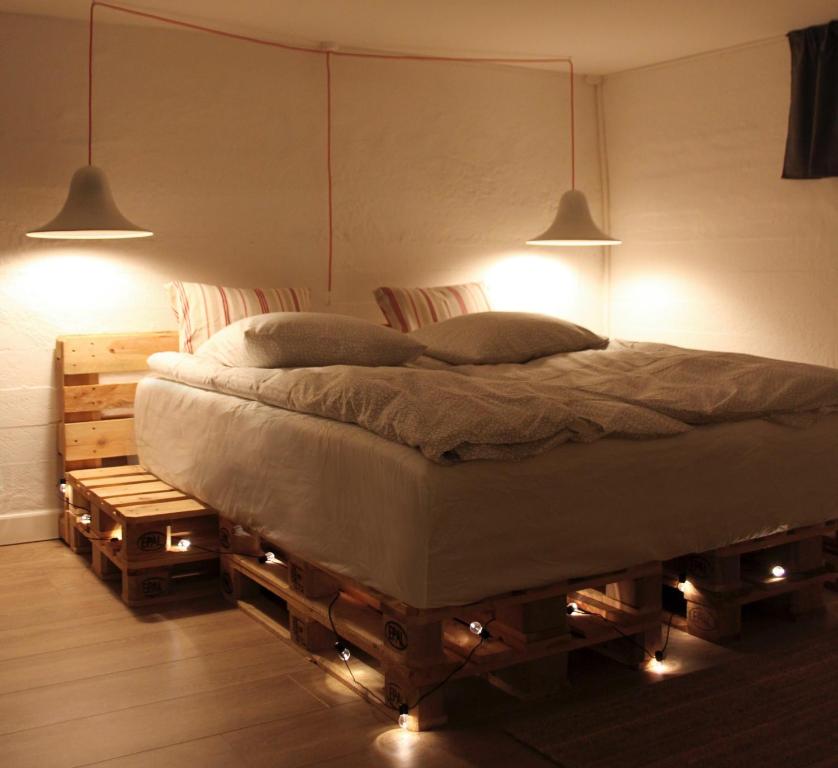 哥本哈根Cosy Private room close to Copenhagen centre的一间卧室配有一张带两个灯的床