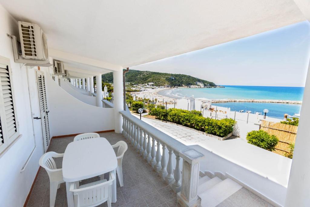 佩斯基奇Residence Tramonto的享有海滩美景的阳台