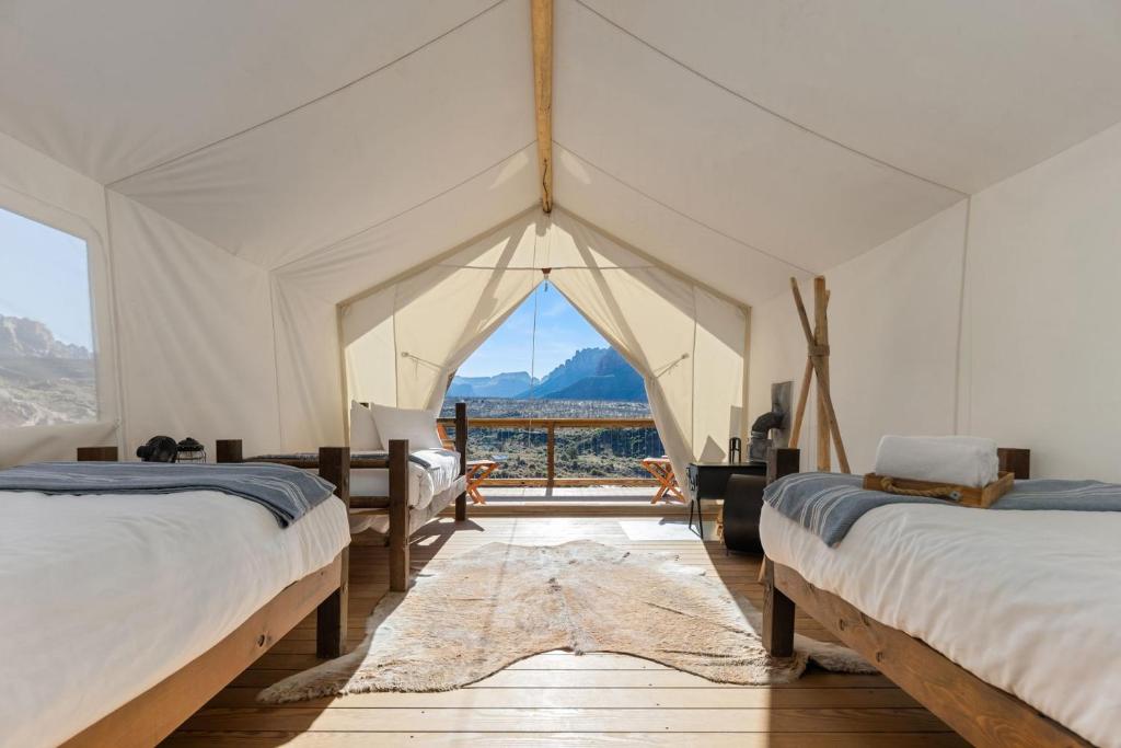 锡安帆布下的豪华帐篷客房内的一张或多张床位