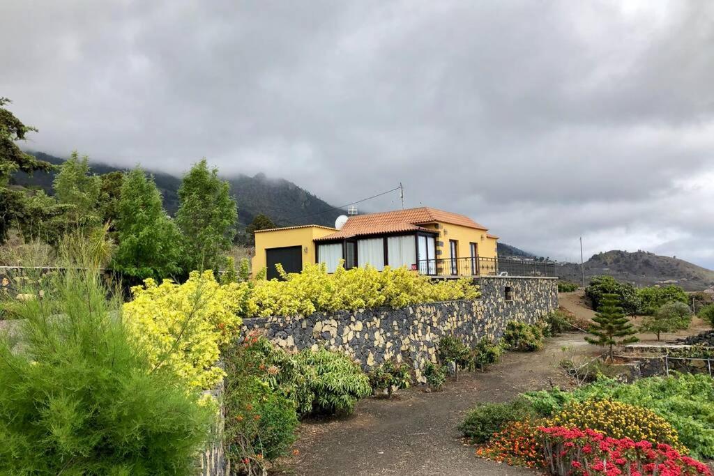 Las ManchasCASA CUEVA DE LAS PALOMAS 1的花园中一座石墙房子