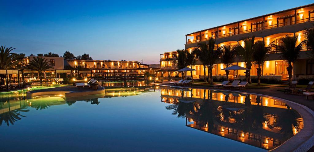 帕拉卡斯拉哈西恩德巴伊亚帕拉卡斯酒店的夜间设有游泳池的酒店