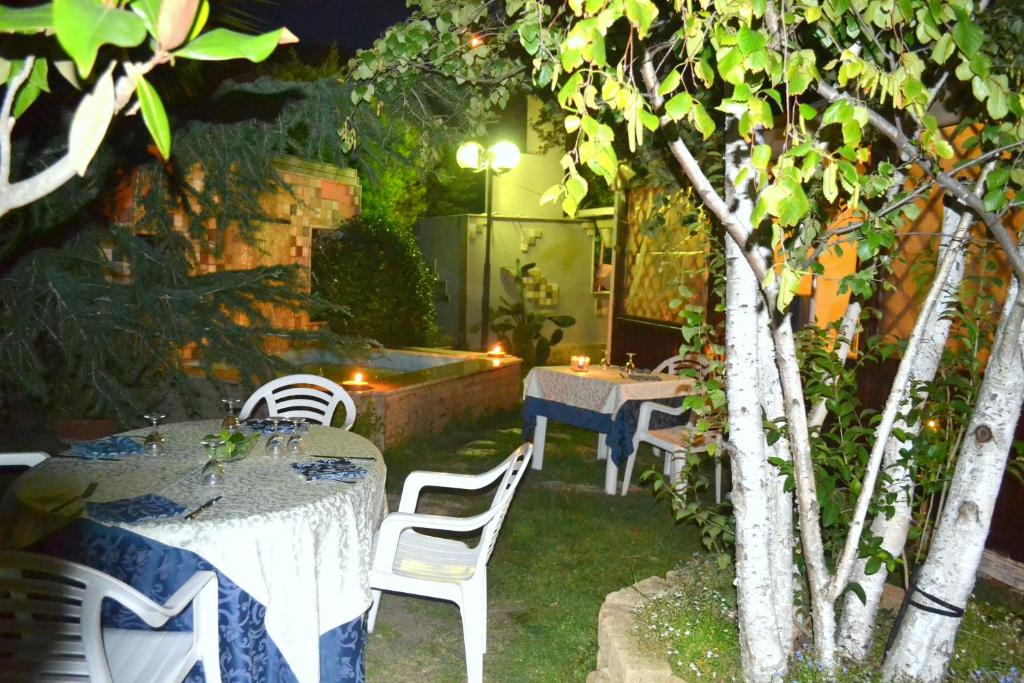 福贾La Villa dei Gourmets - Struttura Sanificata的花园的桌椅