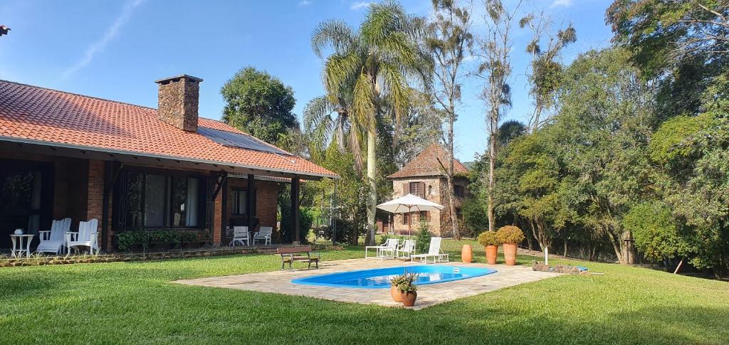 本图贡萨尔维斯Malbec Casa Hotel的庭院中带游泳池的房子
