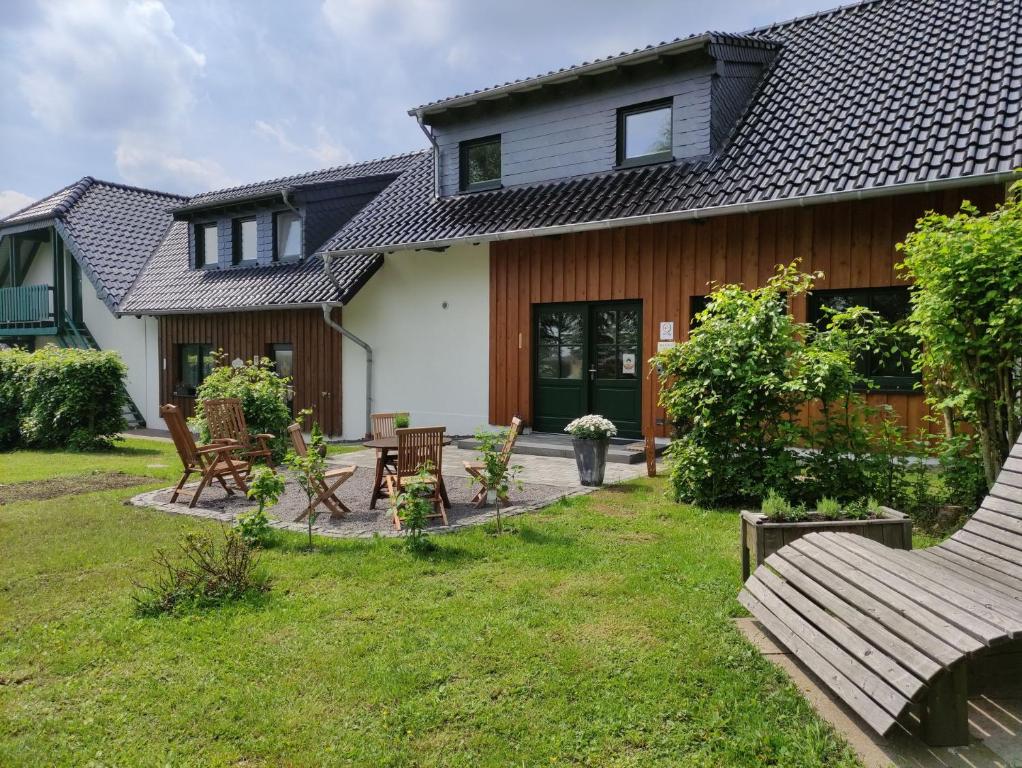 蒙绍Gästehaus Kuck的房屋设有桌椅的庭院