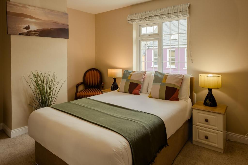 丁格尔Seaview Heights的一间卧室设有一张大床和一个窗户。