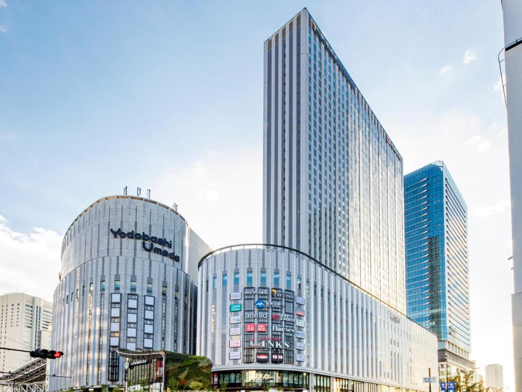大阪Hotel Hankyu RESPIRE OSAKA的城市中一群高大的建筑