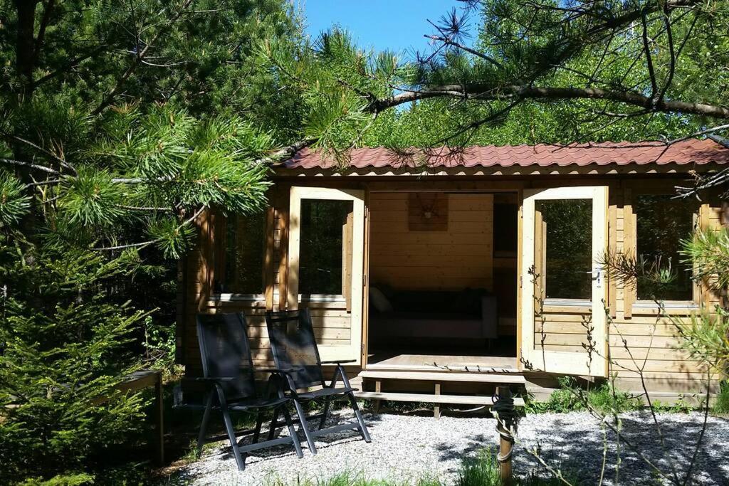 菲利普斯塔德Cozy Lodge in Värmland Sweden的小屋前方设有2把椅子