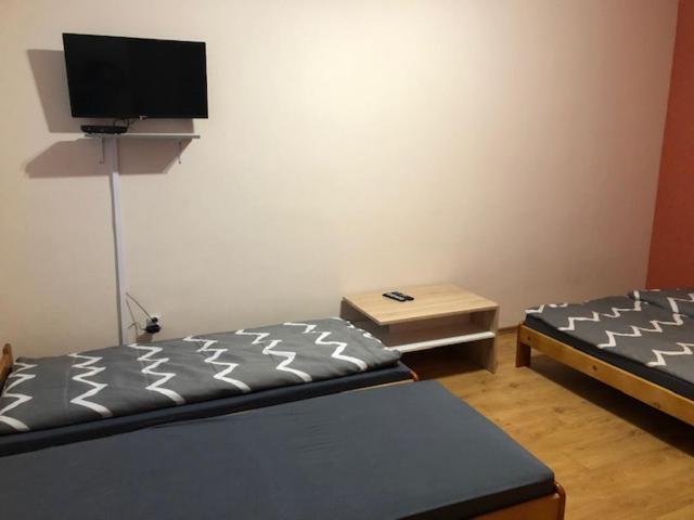 别尔斯克-比亚拉Pokoje Bielsko的客房设有两张床和一台平面电视。