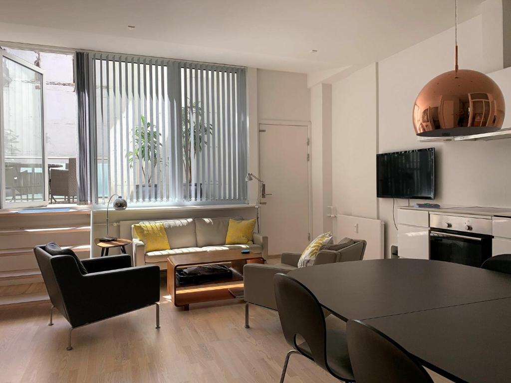 哥本哈根ApartmentInCopenhagen Apartment 358的客厅配有沙发和桌子