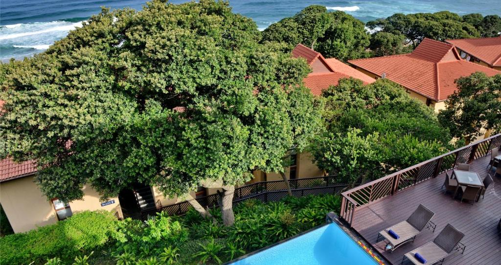 津瓦兹海滩ANEW Hotel Ocean Reef Zinkwazi的享有带游泳池和树木的度假村的空中景致