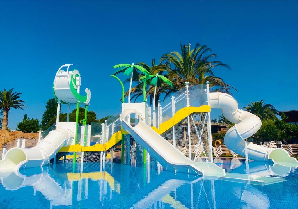 坎布里尔斯依思迪瓦埃尔多拉多度假酒店的水上公园,带滑梯