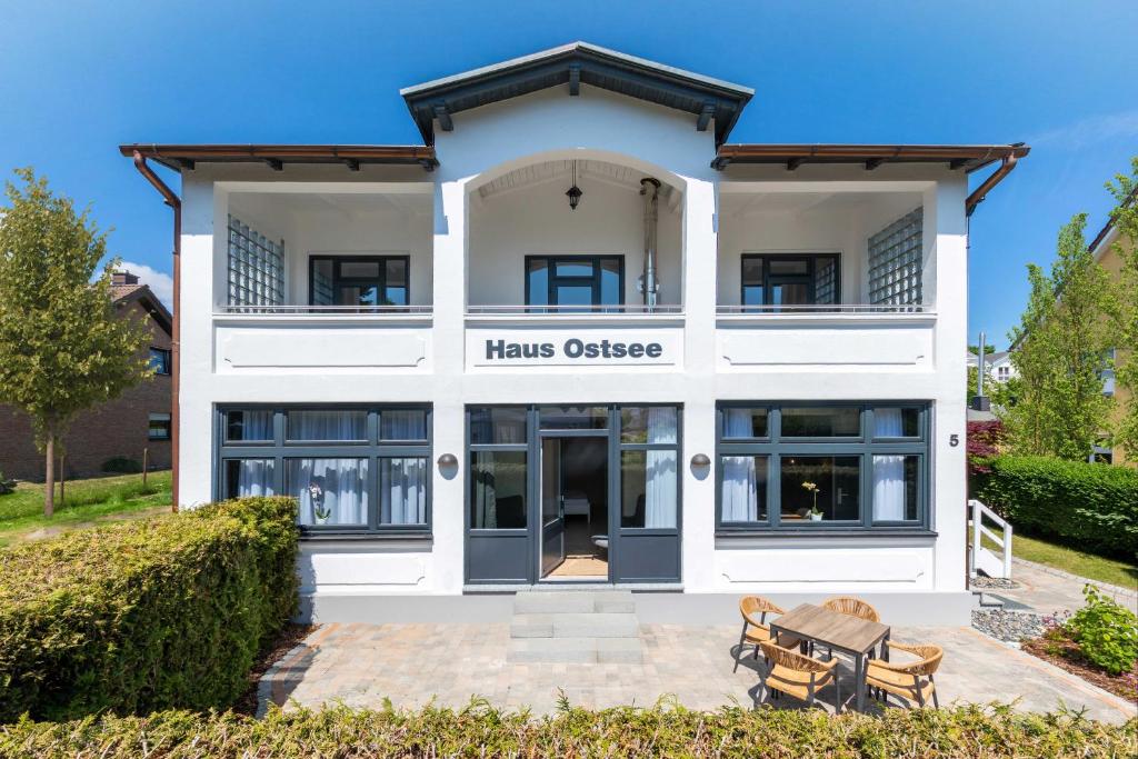 奥斯特巴德·哥伦Haus Ostsee的一座白色的建筑,上面写着一些字,对大学有害