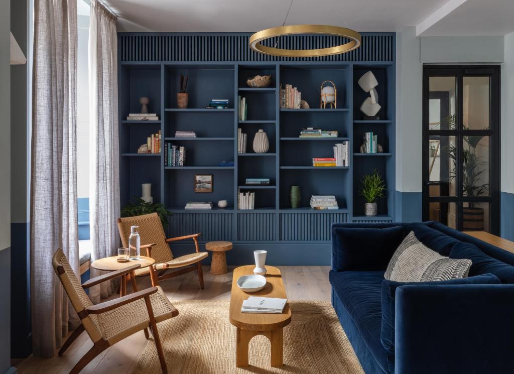 伦敦Inhabit Southwick Street, a Member of Design Hotels的客厅拥有蓝色的墙壁和蓝色的沙发