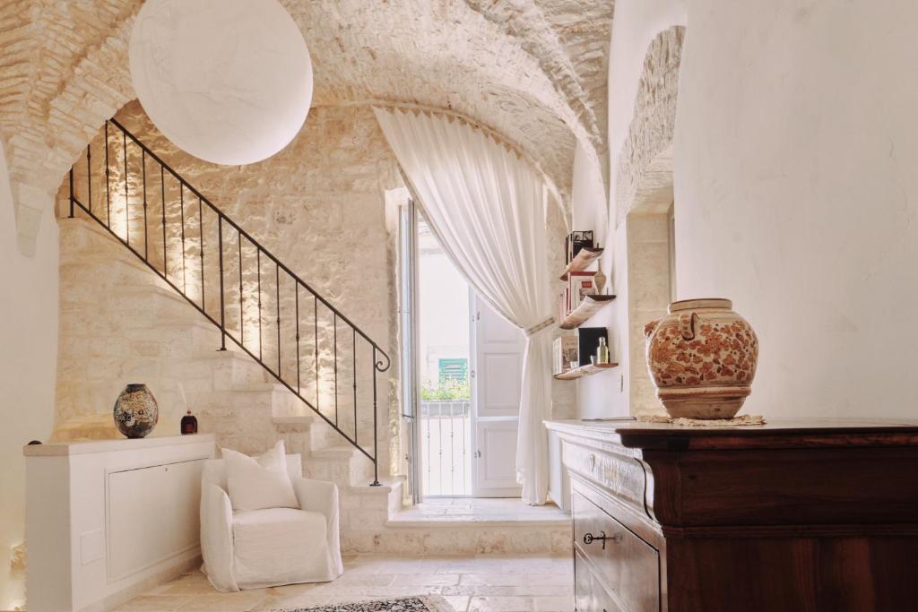 洛科罗通多1783 Dimora d'Epoca的客厅设有楼梯和窗户